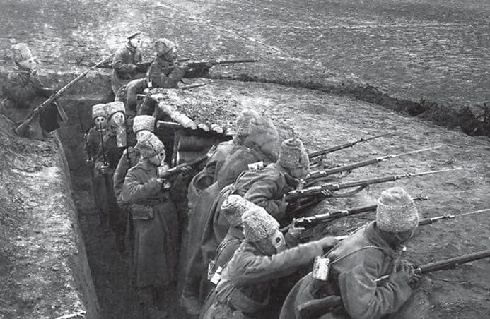Русские солдаты в противогазах, занимают боевую позицию в окопах